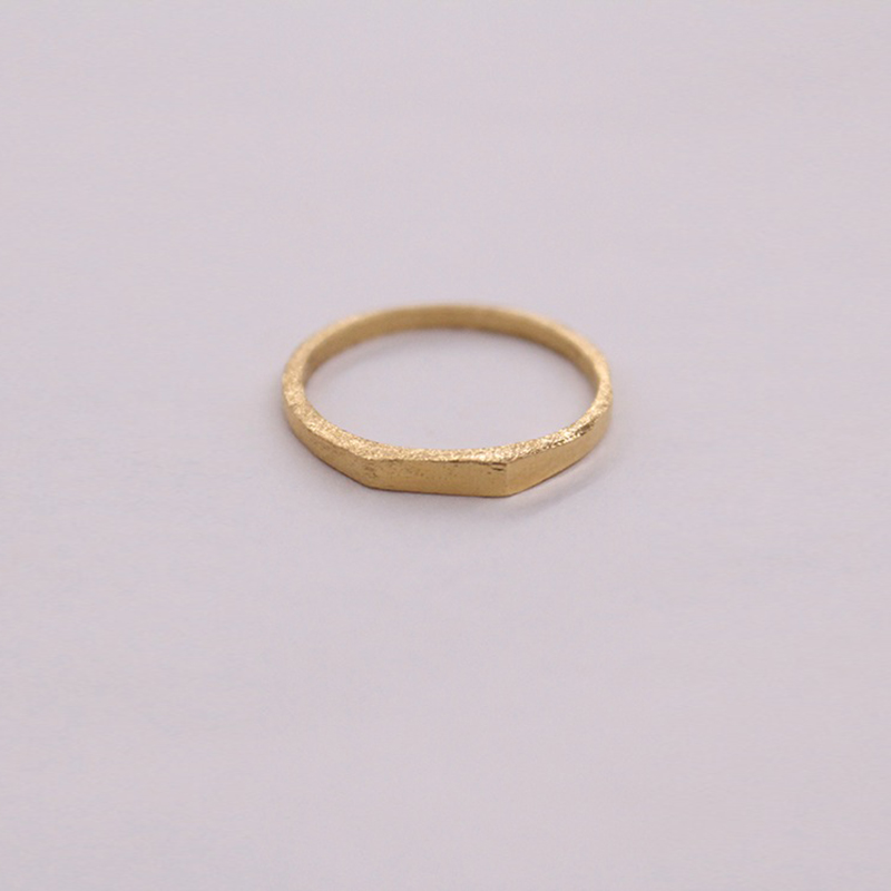 Calamidad-small-faceted-golden-ring