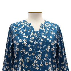 Blusa escote geométrico flor de cerezo turquesa