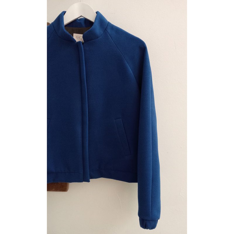 BOMBER-PAÑO-AZUL-KLEIN-DETAL