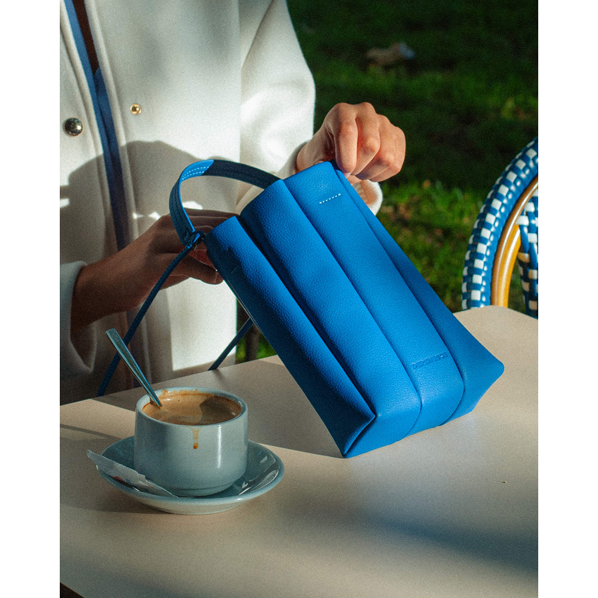 4-5_Lifestyle_ShellBag_D5_Royal_11 Bolso Shell d5 azul royal