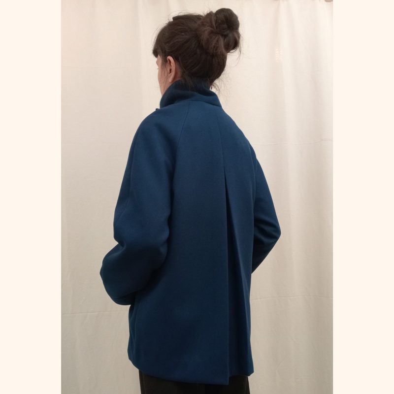 CHAQUETON-AZUL-MODELO