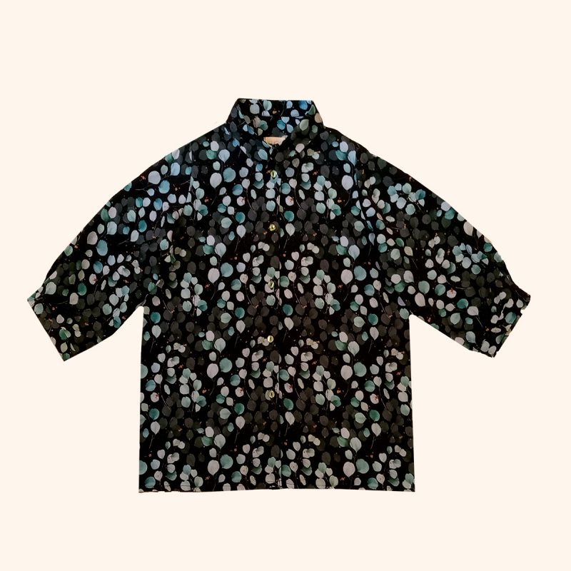 CAMISA-HOJAS-NEGRO-FRONTAL