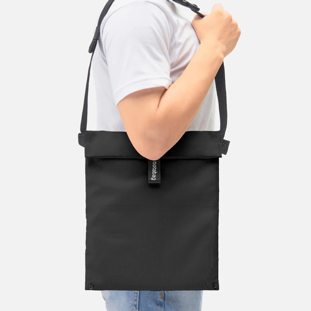 Nb_4_CB-Black_03-Shoulder