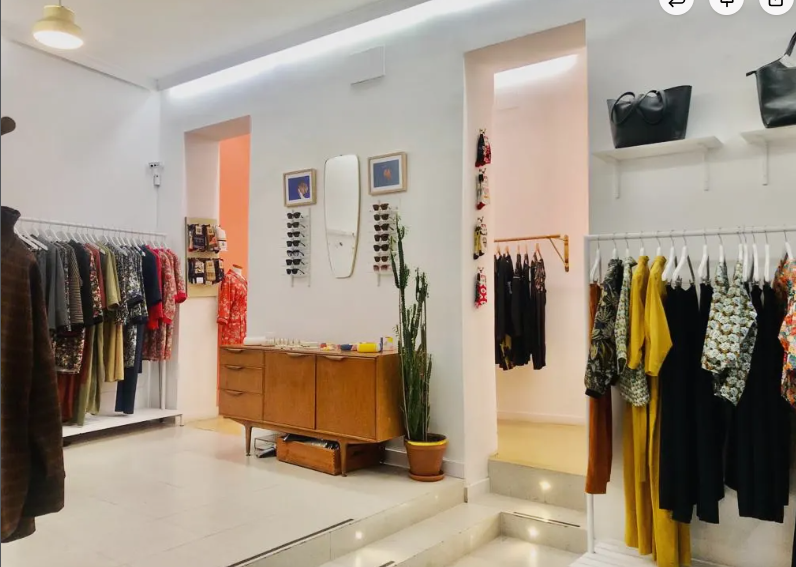 Interior de Miseria: percheros, aparador y espacio de la tienda