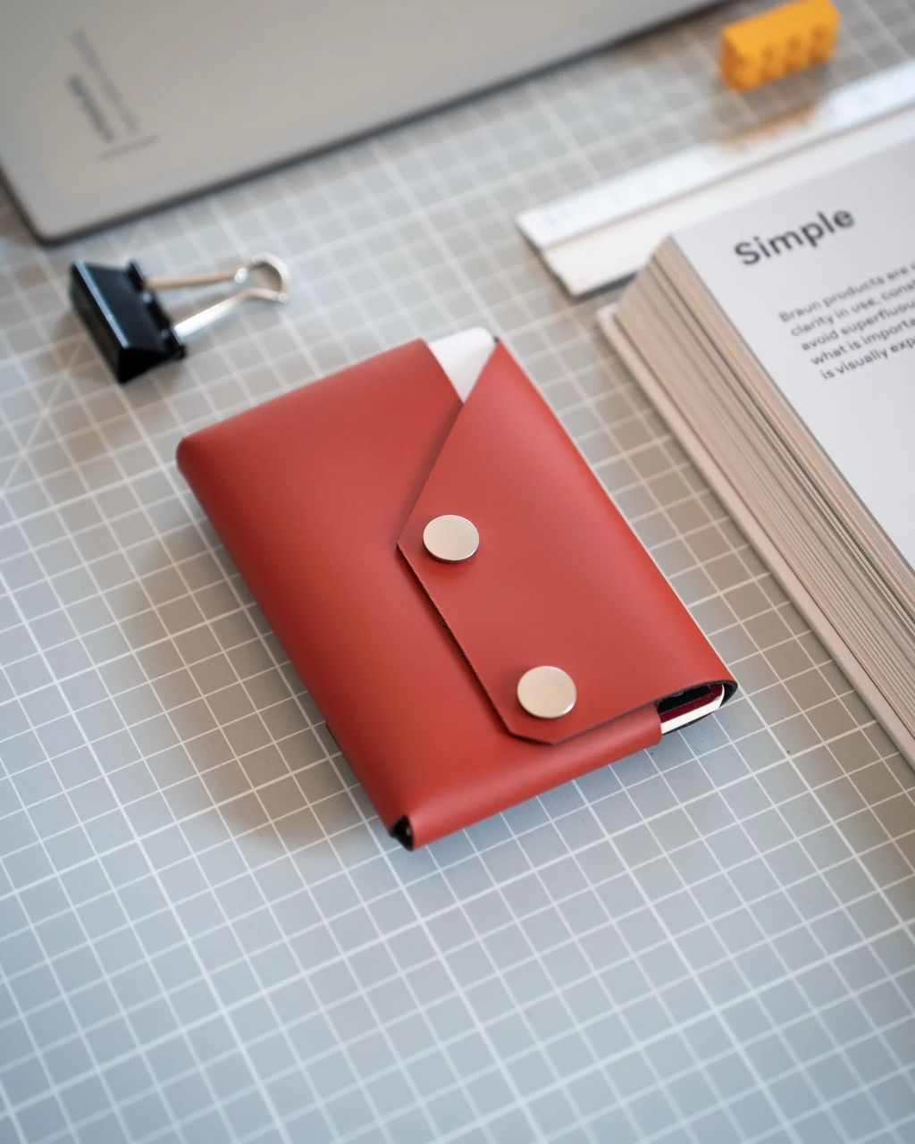 Travel Wallet Red Recycled Leather - Imagen 2