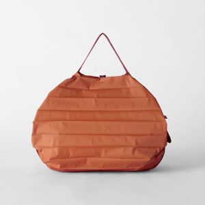 Bolsa Shupatto Brick Brown Compact M de 15 litros desplegada, en color marrón teja