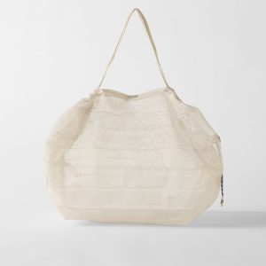Bolsa Shupatto Mesh Sand Beige de 25 litros, de malla en color beige arena